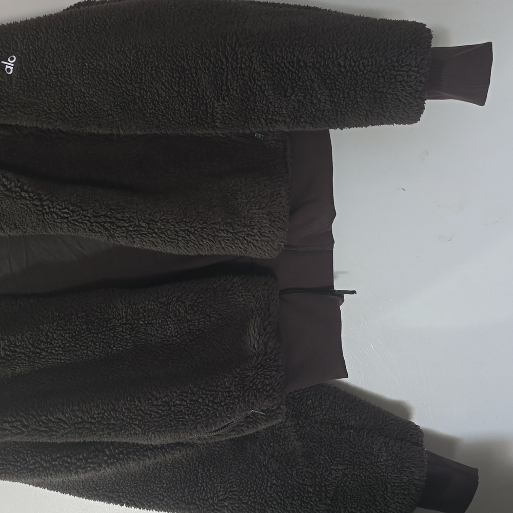 ALO Yoga Foxy Sherpa Teddy Jacket in Dark Brown - Picture 5 of 11
